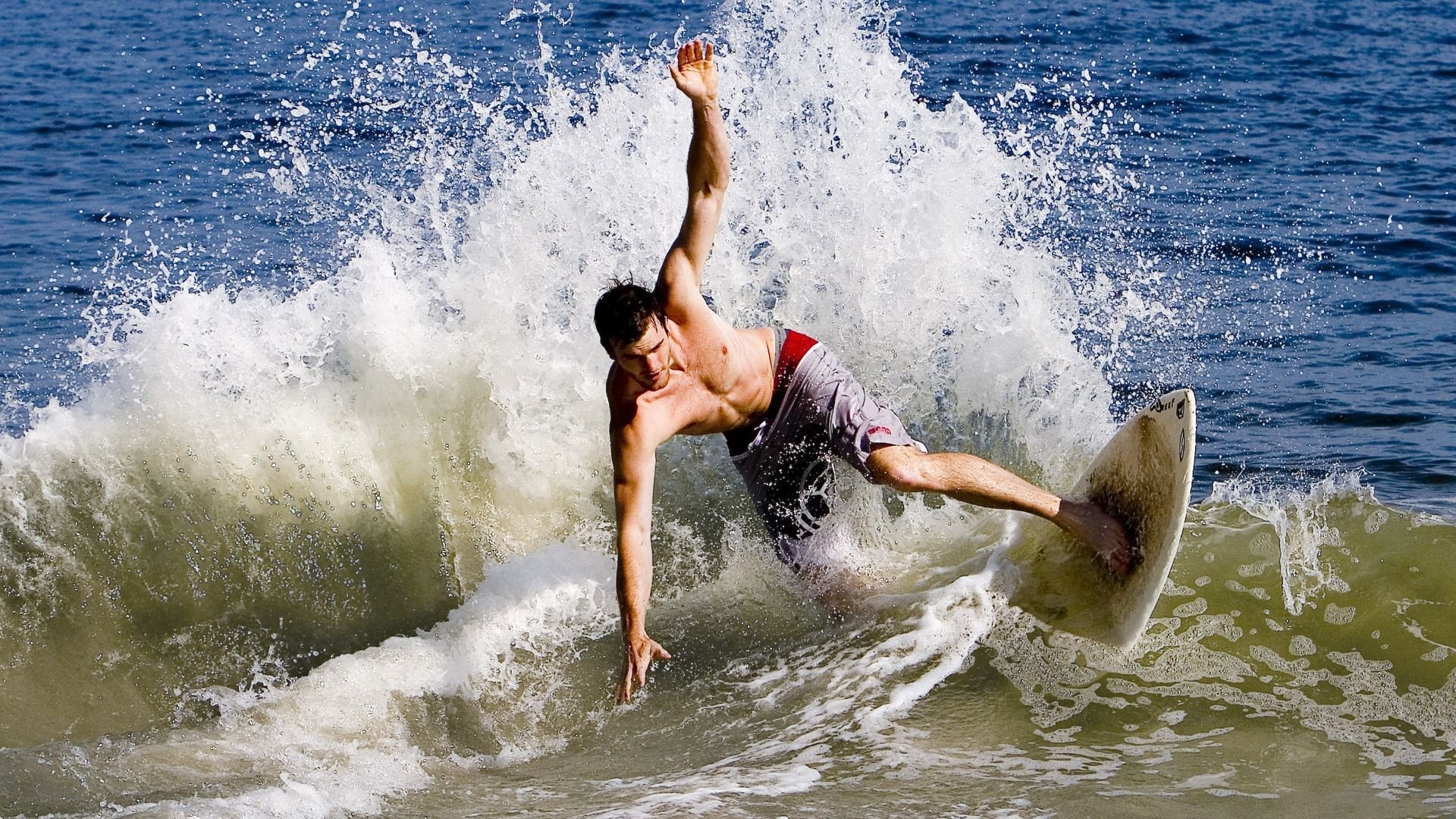 引擎轰鸣与篮球交响，当F1新赛季之夜遇见西亚卡姆的纪录传奇