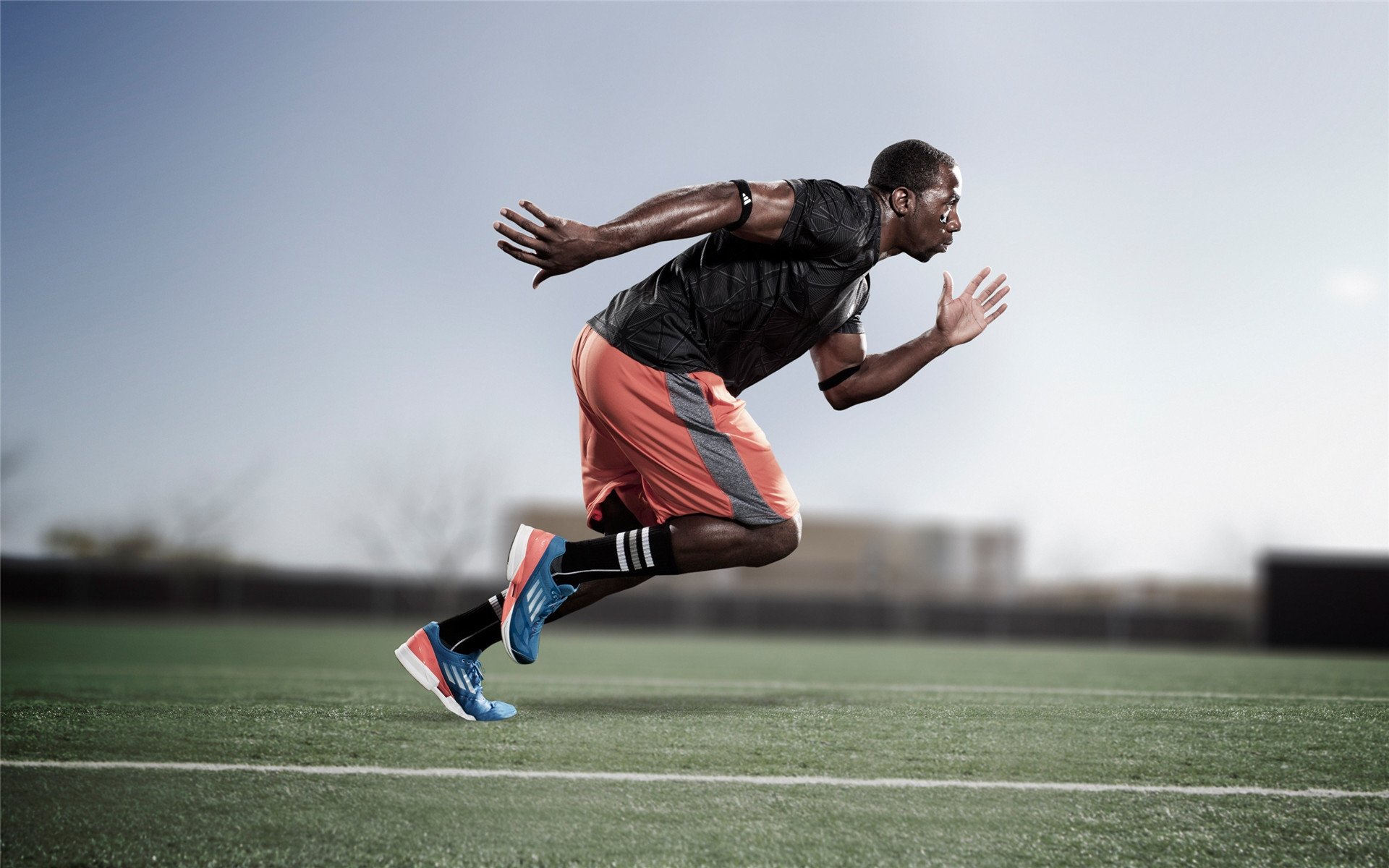 红牛车队鏖战迈凯伦,汉密尔顿点燃赛场,一场定义时代的对决